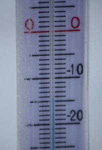Thermometer zeigt -14 Grad Celsius