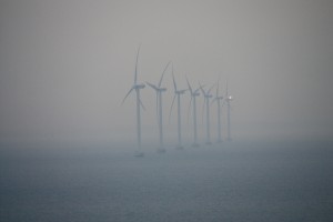 Foto: Windräder im Nebel