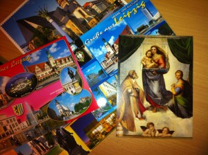 Foto: Briefmarke und Postkarten