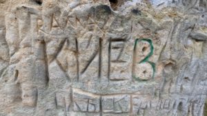 Foto: Schriftzug "Kiew" in kyrillischen Buchstaben in den Sandstein geritzt