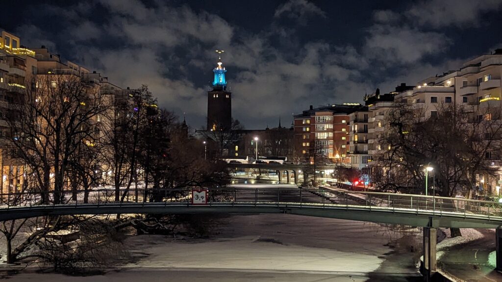 Blick auf das nächtlich beleuchtete Stockholmer Rathaus